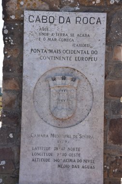 Cabo da Roca kıta Avrupası, en batı ölçüde ilan Roca Cape yakınında, Sintra, Portekiz de görüldüğü gibi anıt