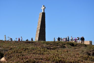 Cabo da Roca kıta Avrupası, en batı ölçüde ilan Roca Cape yakınında, Sintra, Portekiz de görüldüğü gibi anıt
