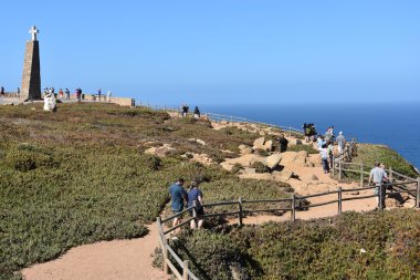 Cabo da Roca kıta Avrupası, en batı ölçüde ilan Roca Cape yakınında, Sintra, Portekiz de görüldüğü gibi anıt