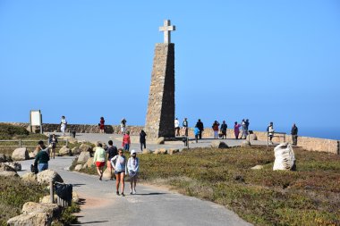 Cabo da Roca kıta Avrupası, en batı ölçüde ilan Roca Cape yakınında, Sintra, Portekiz de görüldüğü gibi anıt