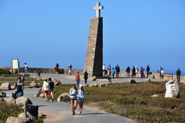 Cabo da Roca kıta Avrupası, en batı ölçüde ilan Roca Cape yakınında, Sintra, Portekiz de görüldüğü gibi anıt