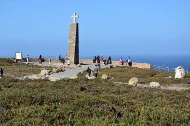 Cabo da Roca kıta Avrupası, en batı ölçüde ilan Roca Cape yakınında, Sintra, Portekiz de görüldüğü gibi anıt