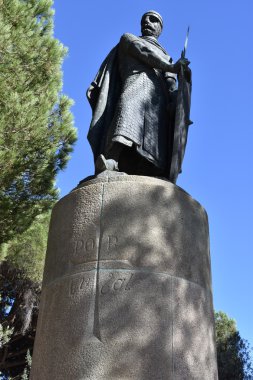 LISBON, PORTUGAL - 20 AUG: Sao Jorge şatosu veya St. George şatosu Lizbon, Portekiz 'in eski Alfama ilçesinde 20 Ağustos 2016 tarihinde görüldüğü gibi ziyaretçilerle.