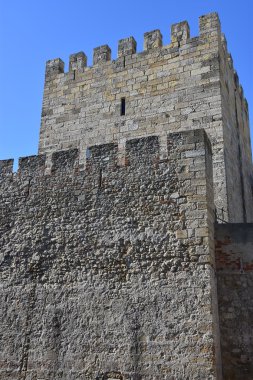 LISBON, PORTUGAL - 20 AUG: Sao Jorge şatosu veya St. George şatosu Lizbon, Portekiz 'in eski Alfama ilçesinde 20 Ağustos 2016 tarihinde görüldüğü gibi ziyaretçilerle.