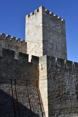 LISBON, PORTUGAL - 20 AUG: Sao Jorge şatosu veya St. George şatosu Lizbon, Portekiz 'in eski Alfama ilçesinde 20 Ağustos 2016 tarihinde görüldüğü gibi ziyaretçilerle.