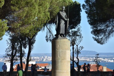 LISBON, PORTUGAL - 20 AUG: Sao Jorge şatosu veya St. George şatosu Lizbon, Portekiz 'in eski Alfama ilçesinde 20 Ağustos 2016 tarihinde görüldüğü gibi ziyaretçilerle.