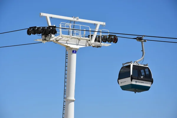 Telecabine Lisboa på Parque das Nacoes (Park of Nations) i Lissabon, Portugal — Stockfoto