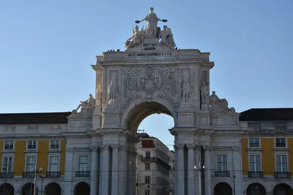 Rua Augusta Arch in Praca do Comercio in Lissabon, Portugal — Stockfoto