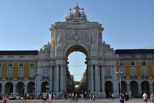Arco de Rua Augusta en Praca do Comercio en Lisboa, Portugal — Foto de Stock