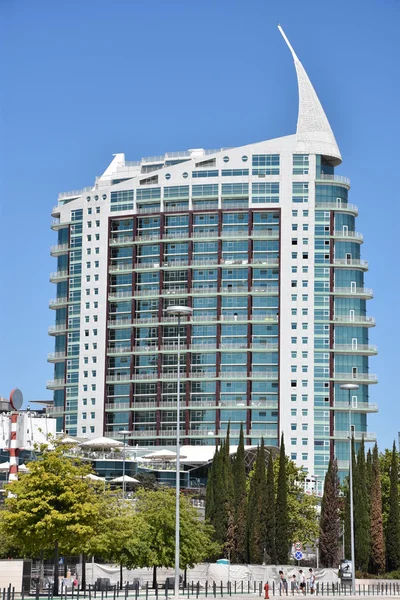 Torres Sao Gabriel y Sao Rafael en Parque das Nacoes (Parque de las Naciones) en Lisboa, Portugal —  Fotos de Stock