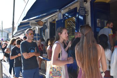 LISBON, PORTUGAL - 20 AUG: Lizbon, Portekiz 'deki Pasteis de Belem pastanesi, 20 Ağustos 2016 tarihinde Portekiz kremalı tartlarıyla tanınıyor.