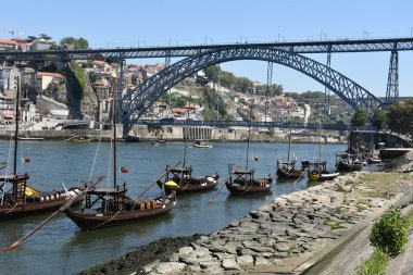 Porto, Portekiz - 22 Ağustos: Görünüm Lizbon Vila Nova de Gaia Porto, Douro, Portekiz'de, 22 Ağustos 2016 üzerinde görüldüğü gibi nehrinde üzerinden. Porto Portekiz ikinci büyük kenti Lizbon sonra olduğunu..