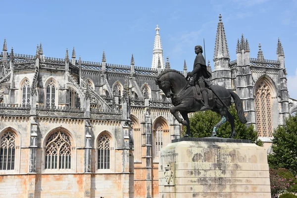 Dom 努阿尔瓦雷斯 · 佩雷拉在葡萄牙里斯本修道院的骑马雕像 — 图库照片