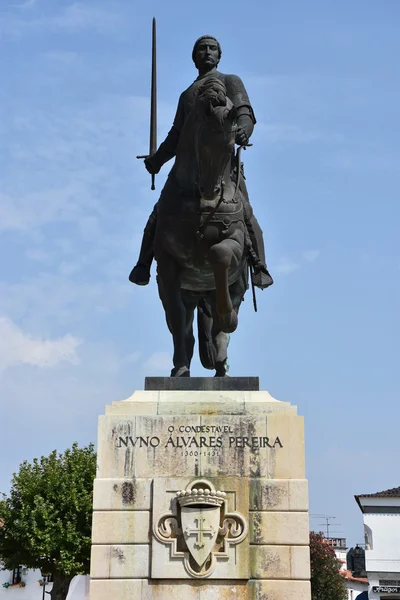 Ruiterstandbeeld van Dom Nuno Alvares Pereira op het klooster van Batalha in Portugal — Stockfoto