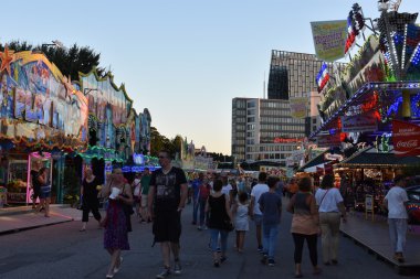 Almanya'nın Hamburg kentinde adil Hamburger Dom