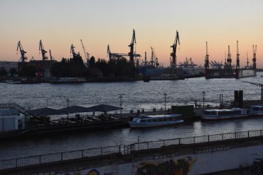 Hamburg, Almanya - 27 Ağustos: Görünüm olarak 27 Ağustos 2016 üzerinde görülen Hamburg. Hamburg Almanya ikinci büyük kenti olup Avrupa Birliği'nde sekizinci en büyük şehir.