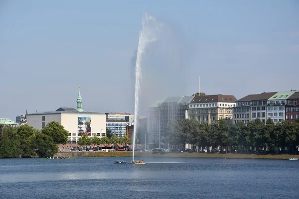 Fontana al lago Alster ad Amburgo, Germania — Foto Stock