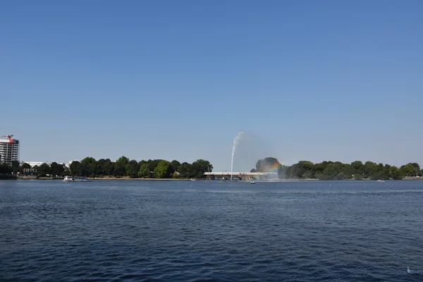 Fountain at Alster Lake in Hamburg, Germany — Stock Photo, Image