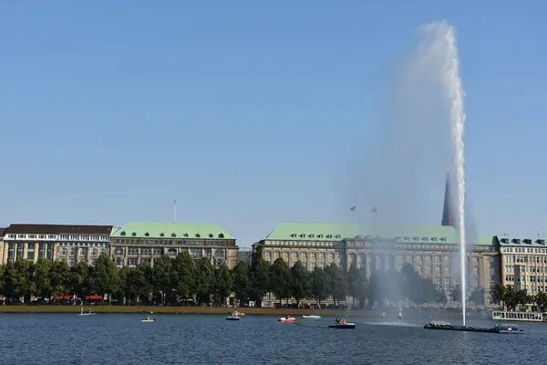 Fontana al lago Alster ad Amburgo, Germania — Foto Stock