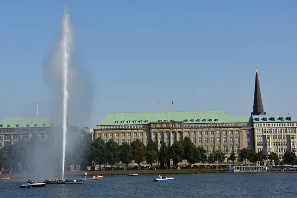 Fontana al lago Alster ad Amburgo, Germania — Foto Stock