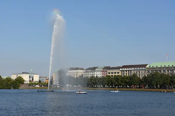 Κρήνη στη λίμνη Alster Αμβούργο, Γερμανία — Φωτογραφία Αρχείου