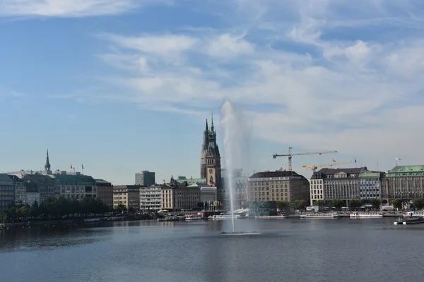 Fontana al lago Alster ad Amburgo, Germania — Foto Stock