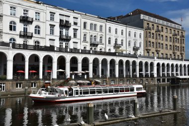 Alsterarkaden üzerinde göl Kleine Alster, Hamburg, Almanya