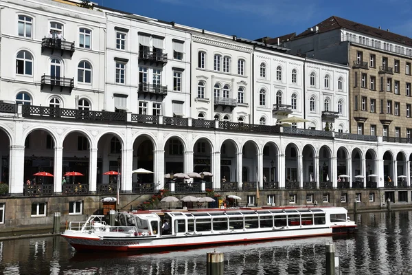 Alsterarkaden sul lago Kleine Alster ad Amburgo, Germania — Foto Stock