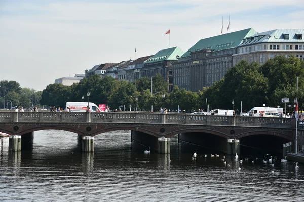 Alsterarkaden sul lago Kleine Alster ad Amburgo, Germania — Foto Stock