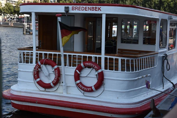 Barcos no Lago Alster em Hamburgo, Alemanha — Fotografia de Stock