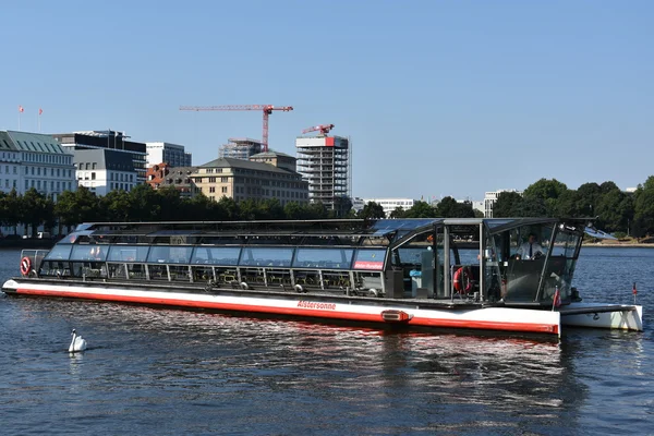 Barcos en el lago Alster en Hamburgo, Alemania — Foto de Stock