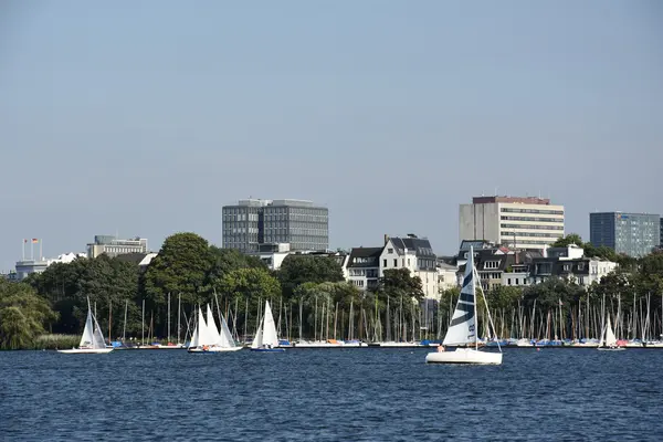 Лодки на озере Альстер в Гамбурге, Германия — стоковое фото