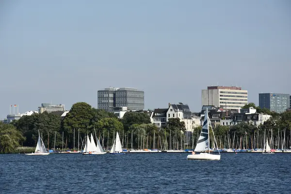 Barcos en el lago Alster en Hamburgo, Alemania — Foto de Stock