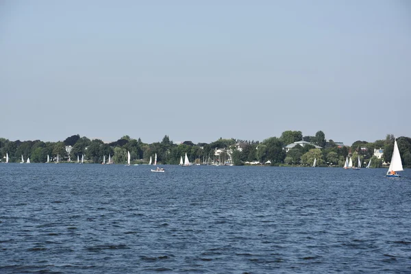 Barcos en el lago Alster en Hamburgo, Alemania — Foto de Stock