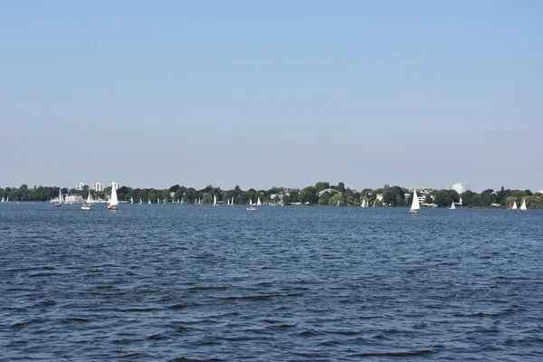 Barcos en el lago Alster en Hamburgo, Alemania — Foto de Stock