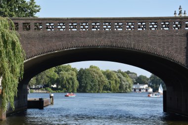Köprüde Gölü Alster, Hamburg, Almanya