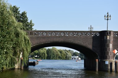 Köprüde Gölü Alster, Hamburg, Almanya