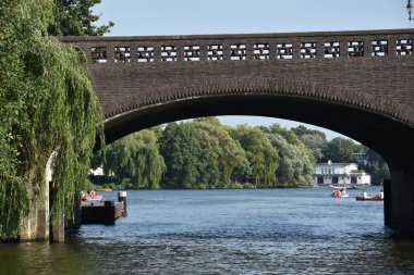 Köprüde Gölü Alster, Hamburg, Almanya