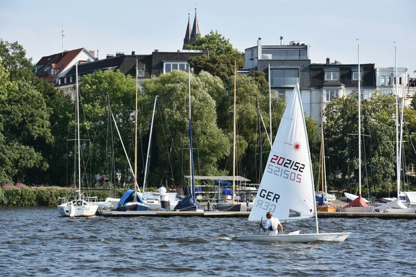 Boote auf der Alster in Hamburg, Deutschland — Stockfoto