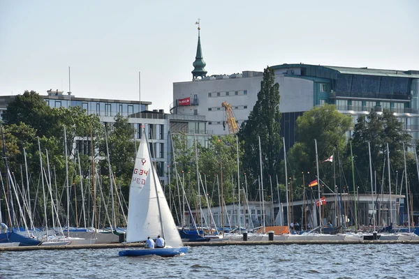 Barcos en el lago Alster en Hamburgo, Alemania — Foto de Stock
