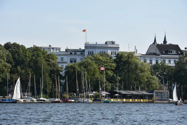 Лодки на озере Альстер в Гамбурге, Германия — стоковое фото