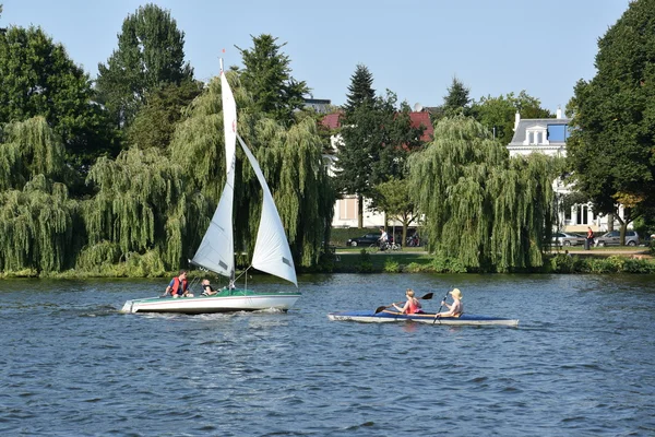 Boote auf der Alster in Hamburg, Deutschland — Stockfoto