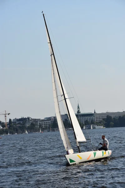 Łodzie na jeziora Alster w Hamburgu, Niemcy — Zdjęcie stockowe