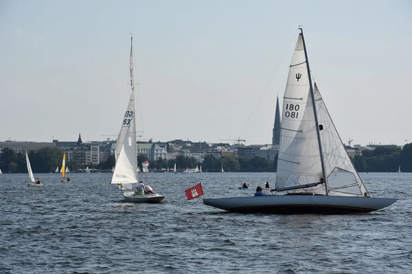 Gemilerde Gölü Alster, Hamburg, Almanya