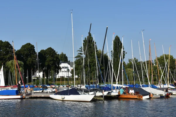 Boote auf der Alster in Hamburg, Deutschland — Stockfoto