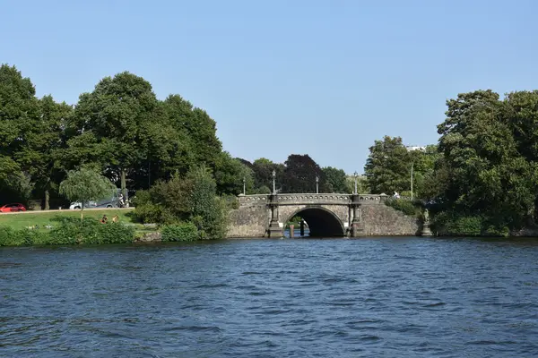 Brücke an der Alster in Hamburg, Deutschland — Stockfoto