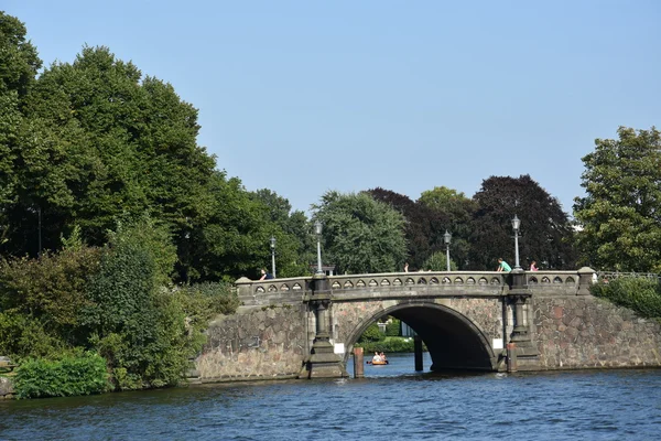 Puente sobre el lago Alster en Hamburgo, Alemania —  Fotos de Stock