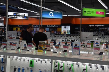 HAMBURG, Almanya - 26 Ağustos 2016 'da Hamburg, Almanya' da görülen Satürn Elektronik.