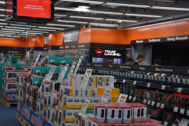 HAMBURG, Almanya - 26 Ağustos 2016 'da Hamburg, Almanya' da görülen Satürn Elektronik.