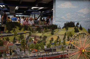 Hamburg, Almanya - 27 Ağustos: Hamburg, Almanya 27 Ağustos 2016 üzerinde görüldüğü gibi minyatür Wunderland. Bu bir model tren cazibe ve kendi türünde dünyanın en büyüğü olduğunu.